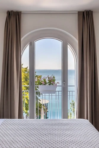Deluxe Double Suite with lake view