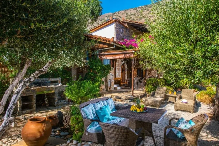 2 Bedrooms Villa