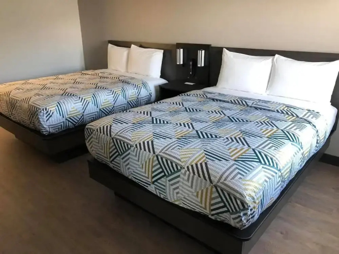 Econo Lodge Inn & Suites