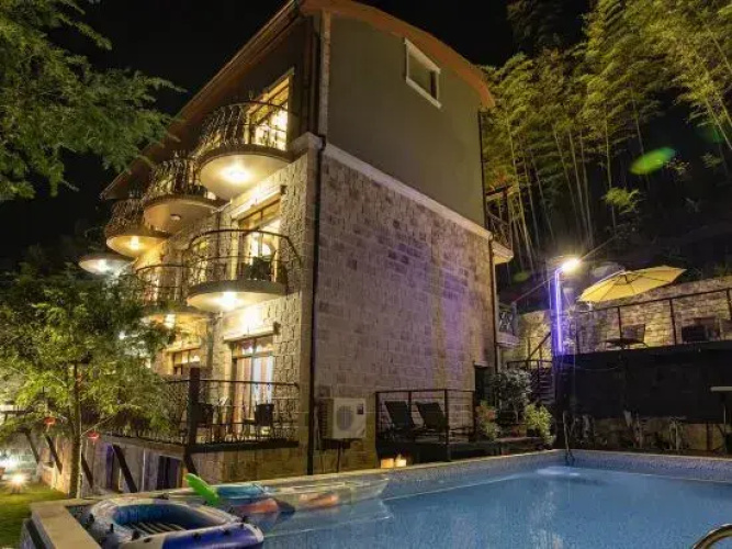 Mogan Mountain Xiaofeng Mujing Xiangye Hot Spring Hostel