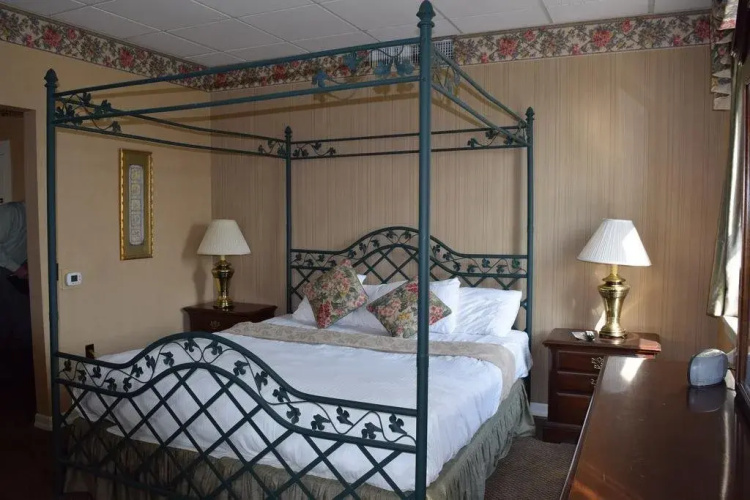 Waynebrook Inn, Est 1865