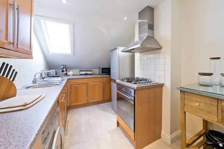Spacious & Bright 2-bed Flat By Wandsworth Common