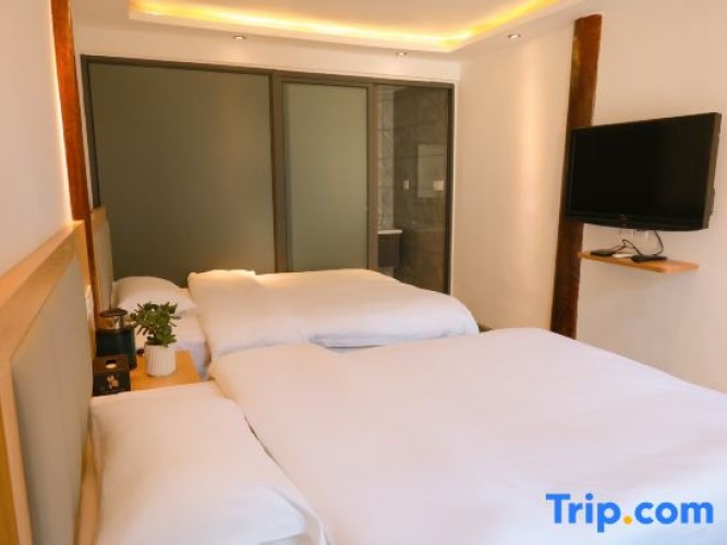 Standard Twin room with courtyard view