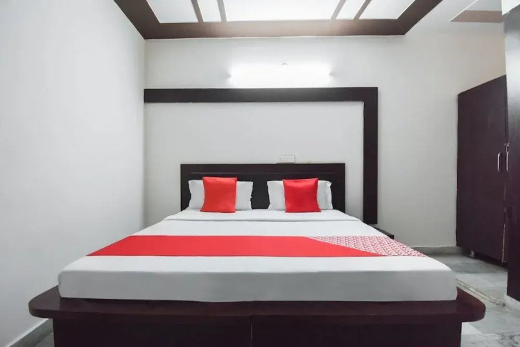 Hotel V Seven by OYO Rooms