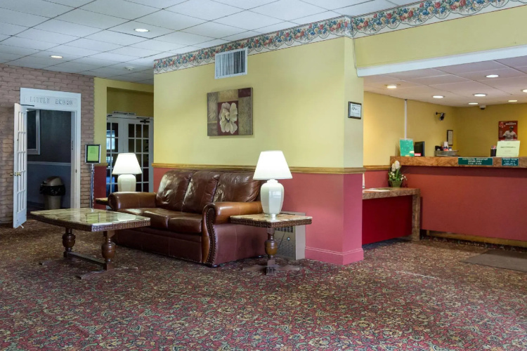 Econo Lodge Auburn I-95