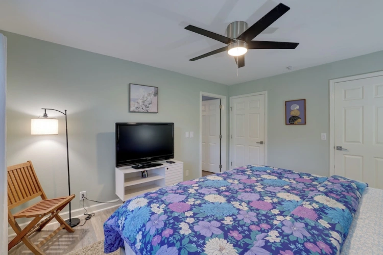 Holiday Island Home: Mountain View + Hot Tub!