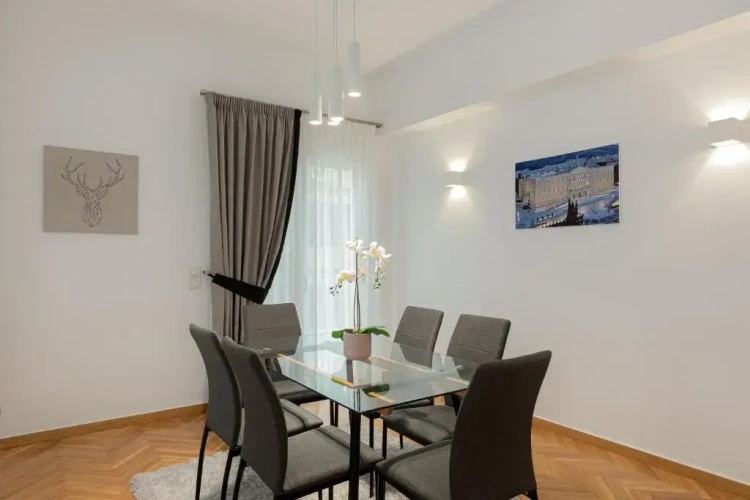 3 Bedrooms Apartment