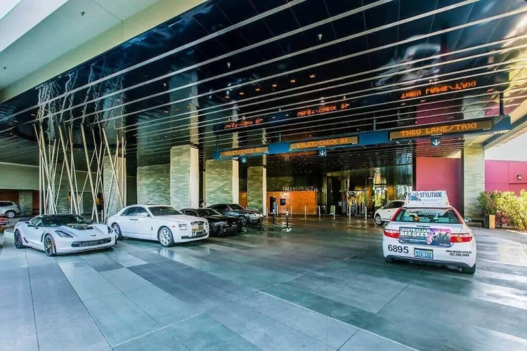 Beautiful Mountain-views Studio at the Palms 1107