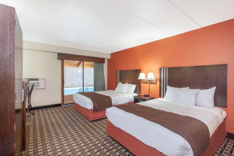Deluxe Quadruple room with pool view