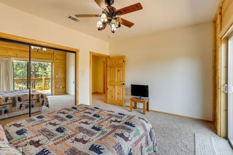 Elegant Big Bear Cabin Half Mi to Big Bear Lake!