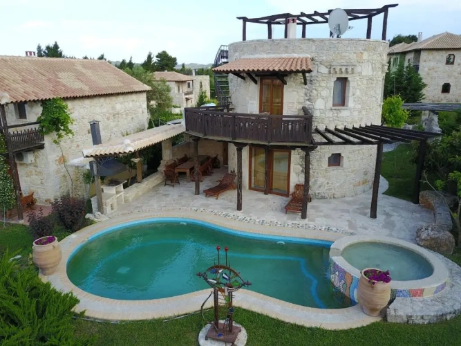 2 Bedrooms Villa