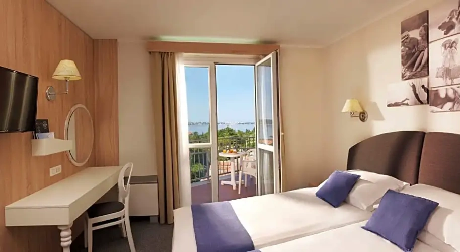 Twin room with balcony and with sea view