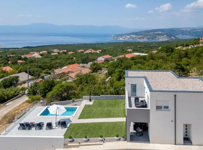 4 Bedrooms Villa