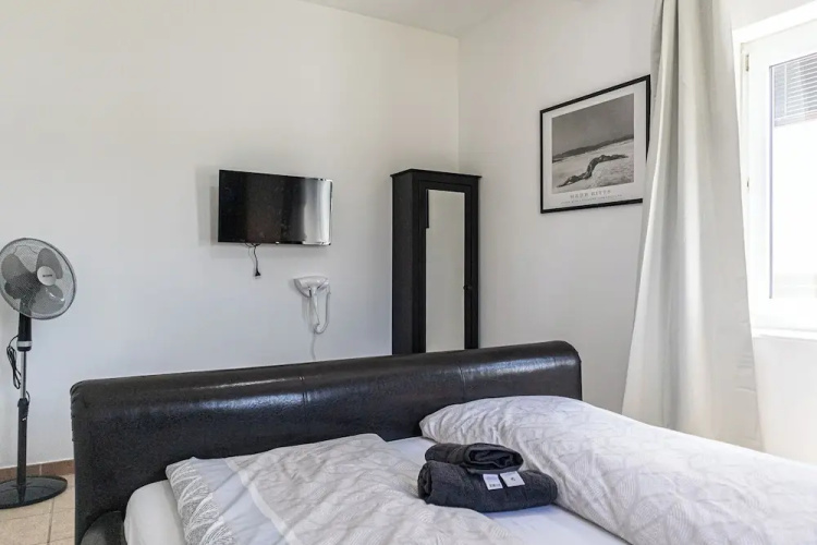 Spacious Home & Garden Free Parking