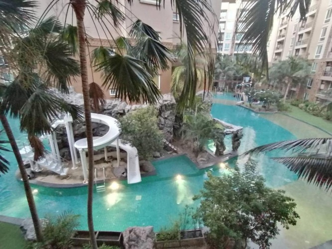 Suite with pool view