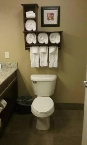 Gateway Park Hotel and Suites