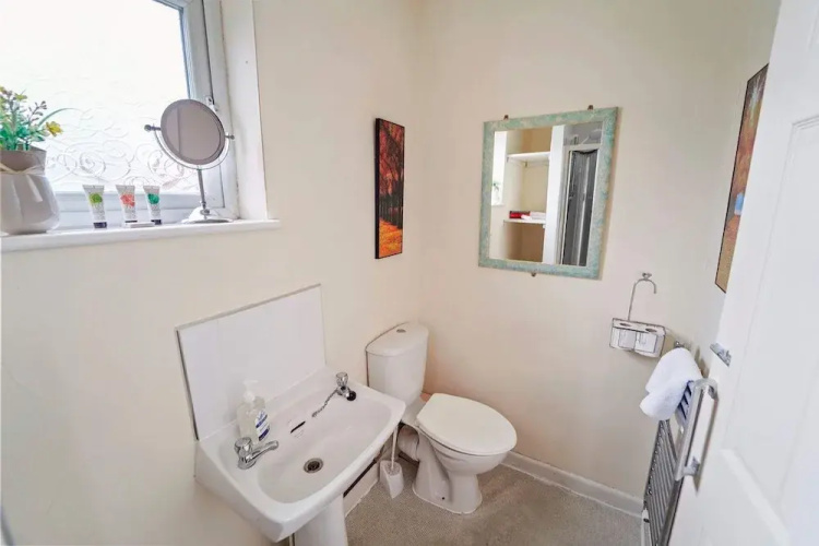 4 Bed Homely Retreat - Wolverhampton