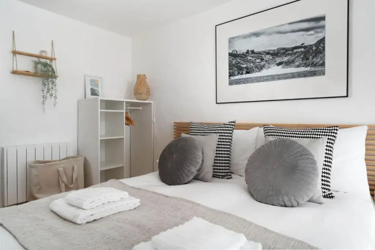 Spacious barn conversion, walk to 3 beaches