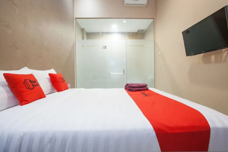 RedDoorz Plus @ Raya Sulfat