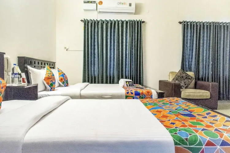 FabExpress Kapsstone Service Apartment
