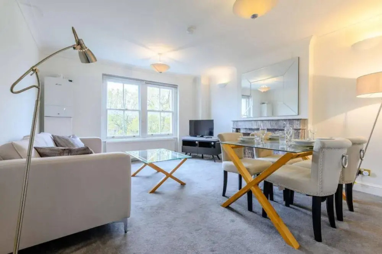 Spacious 2 Bedroom Flat in Kensington