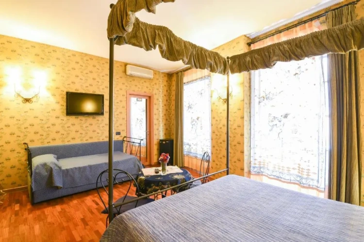 Standard Triple room