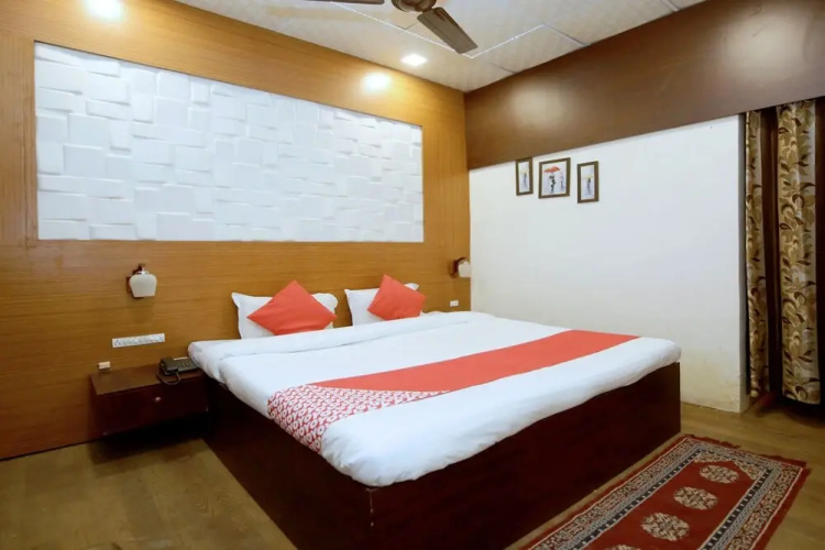 Hotel E Square By OYO Rooms