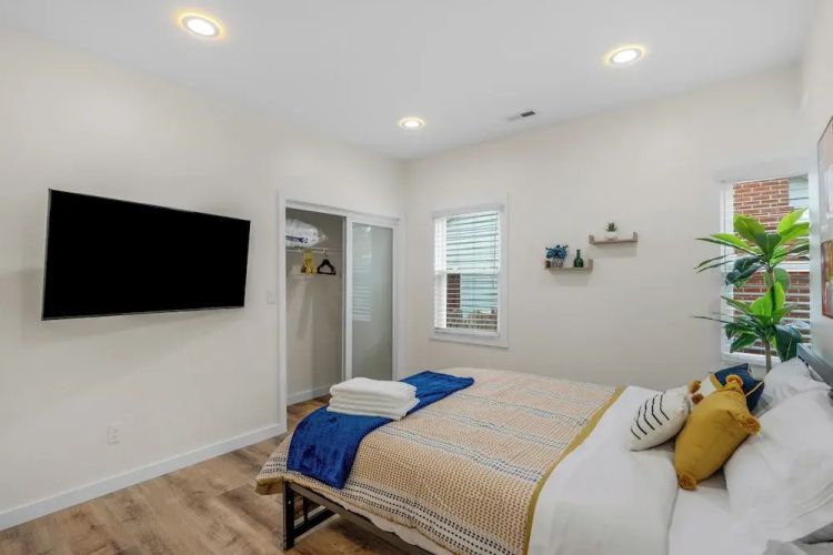 Stylish 4BR Haven Backyard and Fire Pit
