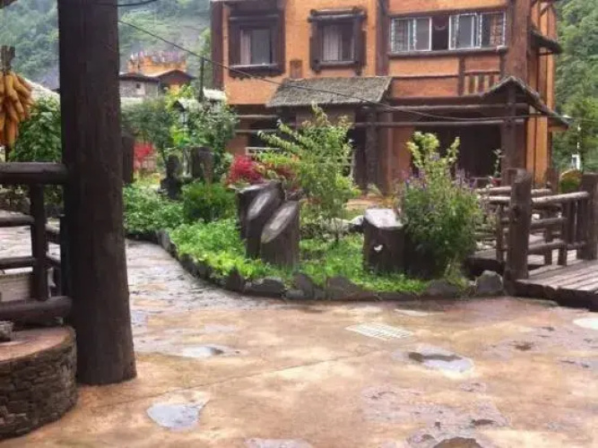 Wolong Inn