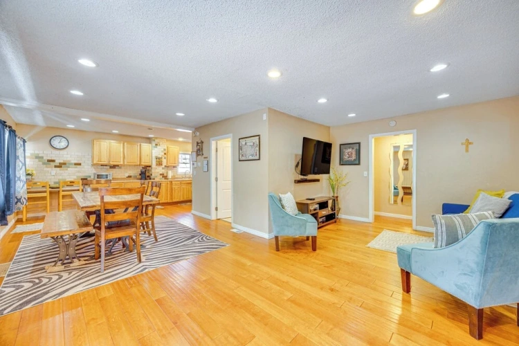 3 Bedrooms Cottage with balcony