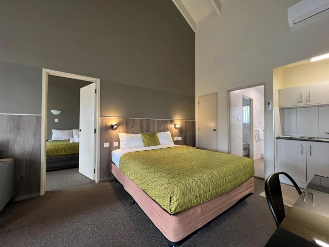 Airport Manor Inn