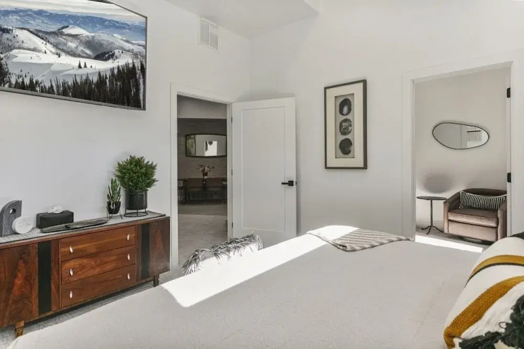 9005B - Luxury Two Bedroom + Den 2 Home