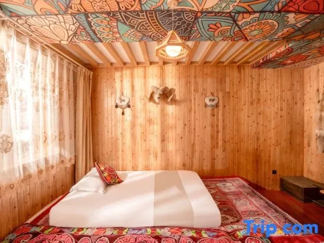 Standard Twin room with courtyard view