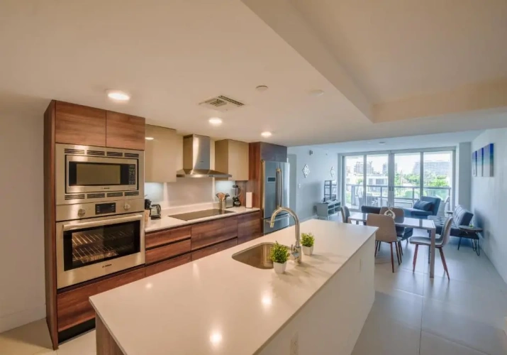 2 Bedrooms Luxury Apartment with balcony and with water view