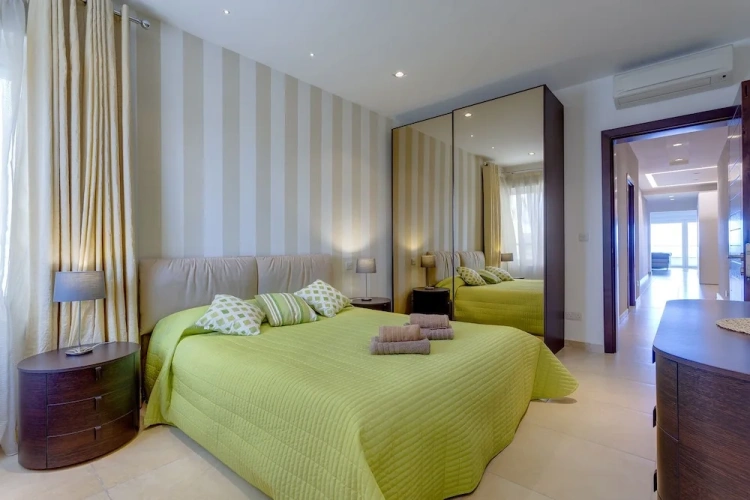 3 Bedrooms Apartment