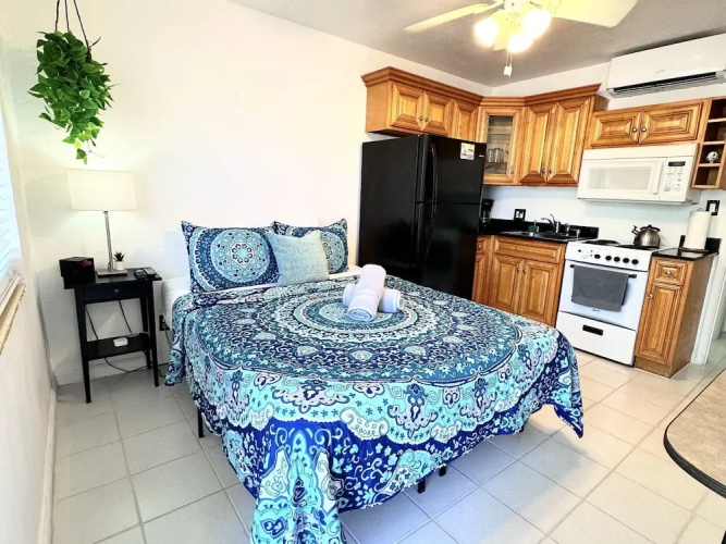 Southwinds 3 for 2 Queen Studio Steps to Beach