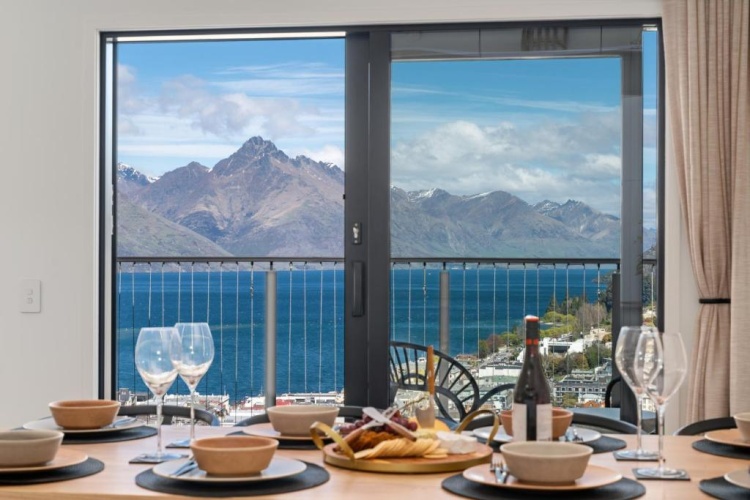 Sextuple Apartment with lake view