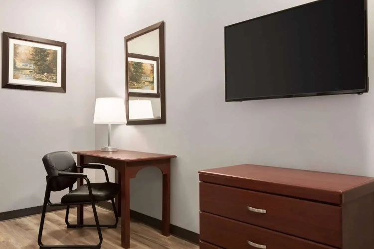 Days Inn by Wyndham Hamilton