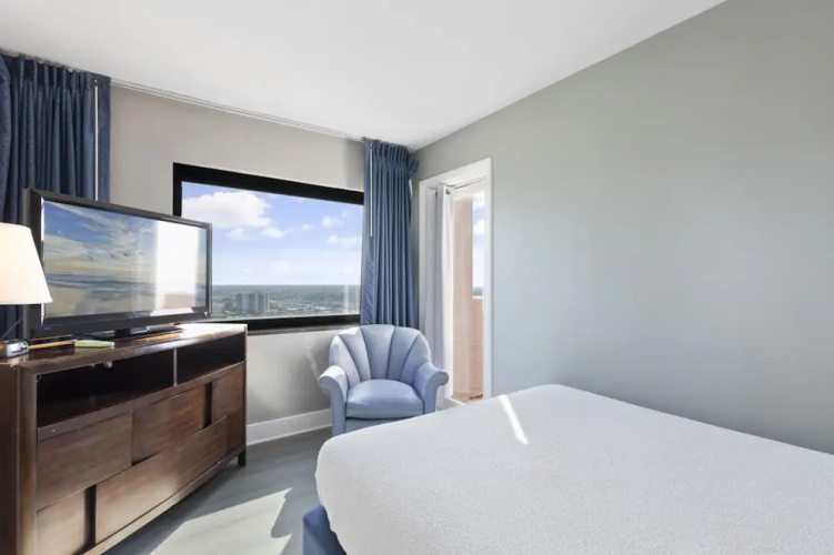 Luxury 3BR at Palms by Hosteeva