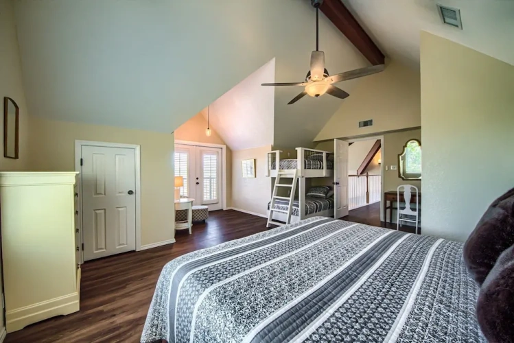 5 Bedrooms Cottage