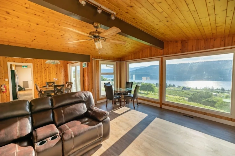 Standard Quadruple Family room with mountain view