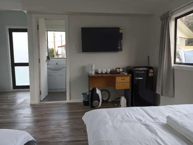 4 Double Beds and 2 Sofa Bed chalet