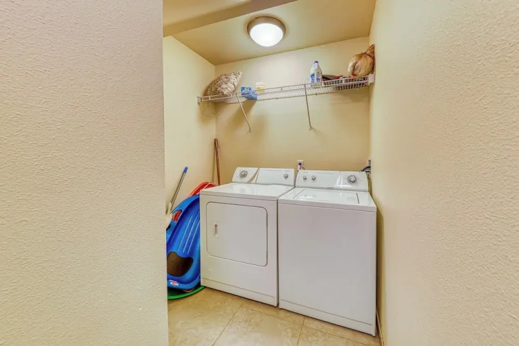 Modern 1BR Mountain View Balcony Steps to Lift
