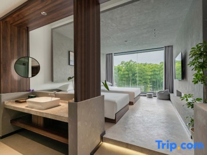 Standard Family room with view