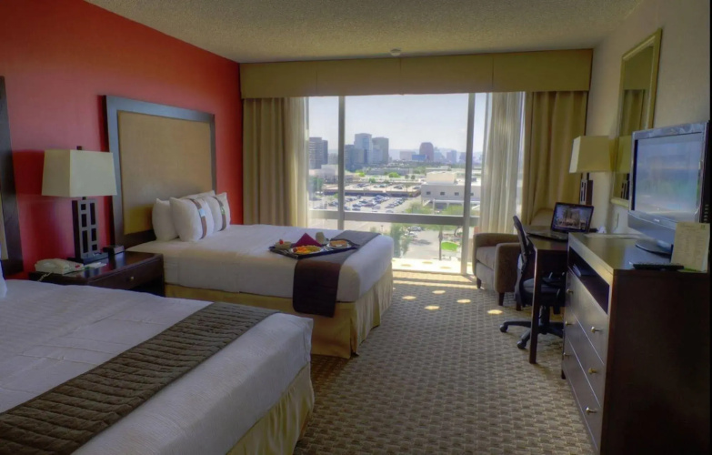 Holiday Inn Express & Suites Phoenix Midtown by IHG