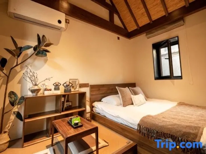 Standard room with courtyard view