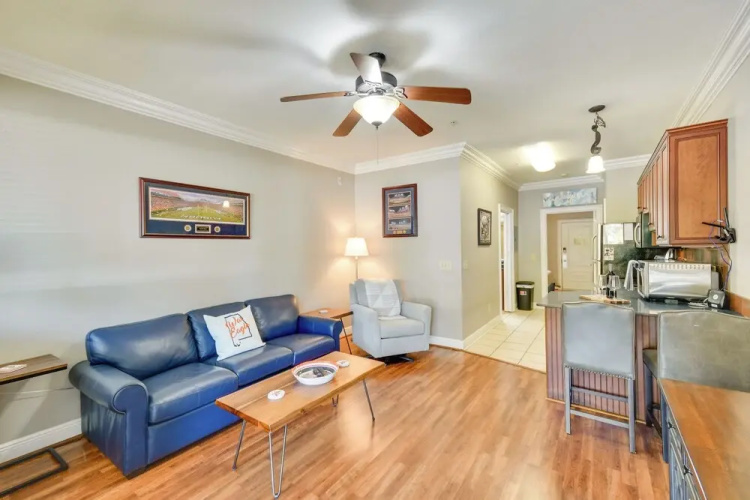 Auburn Retreat w/ Balcony - Walk to Campus!