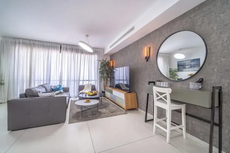Stylish 1BR Beach-Front Apt w Sea View