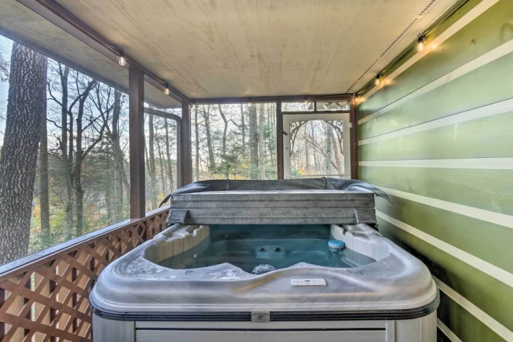 Woodsy Pigeon Forge Hideaway: Private Hot Tub
