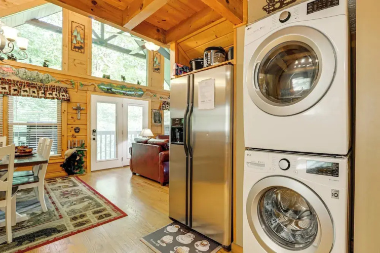 Return to Eden Cabin w/ Hot Tub: 4 Mi to Dollywood